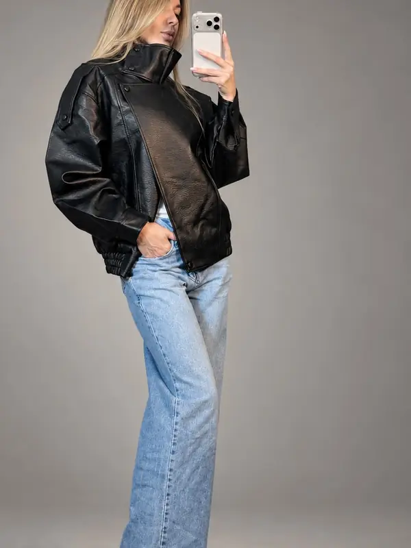 Jaqueta de couro preta oversized com calça jeans
