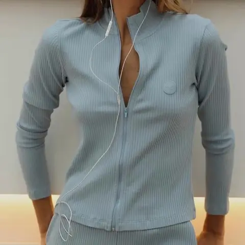 Conjunto canelado azul-acinzentado com zíper