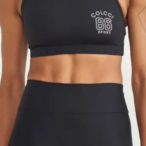 Conjunto fitness preto com top e legging