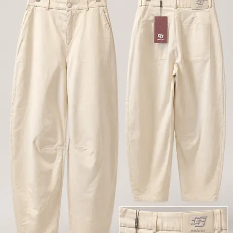 Calça off-white de modelagem ampla