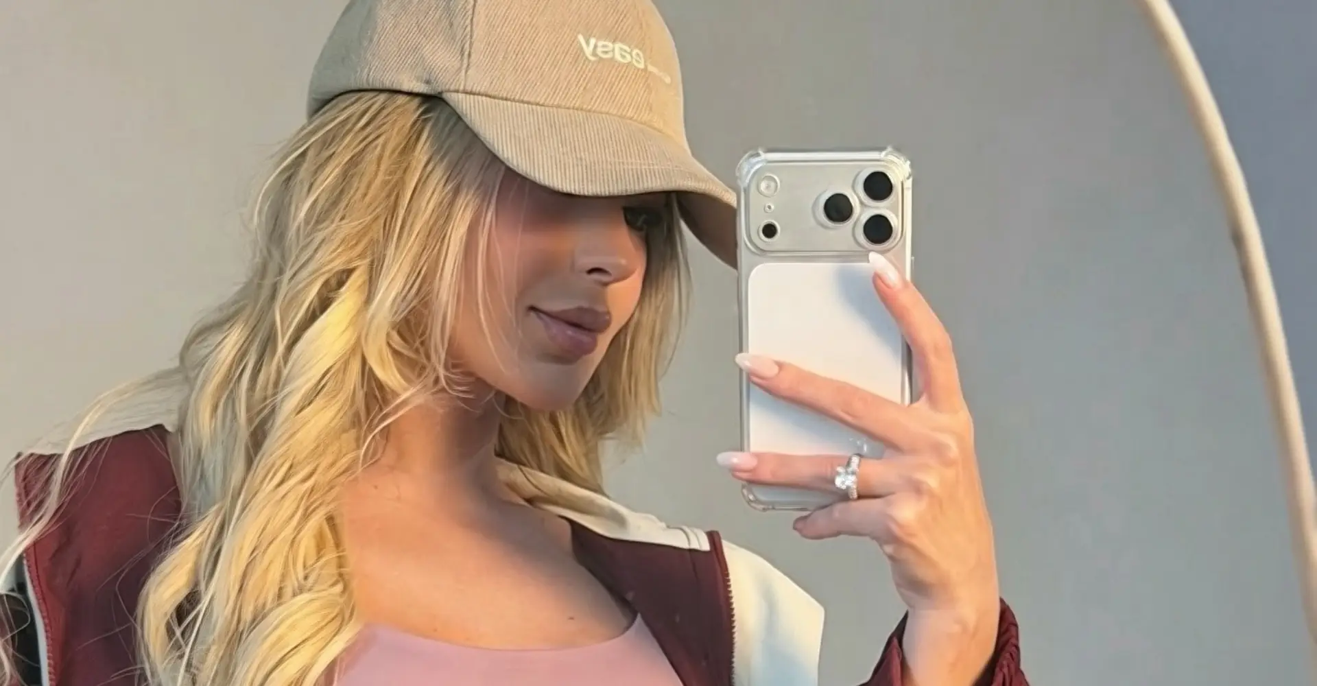 Look esportivo com jaqueta bordô e top rosa da VC Collection
